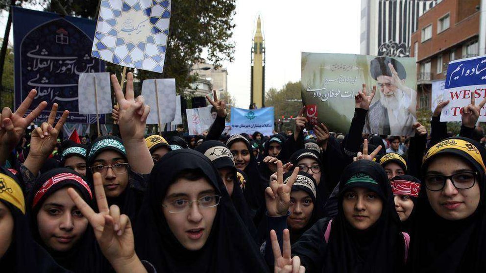 En la imagen de AP, unas jóvenes iraníes en la manifestación en Teherán el 4 de noviembre de 2017.