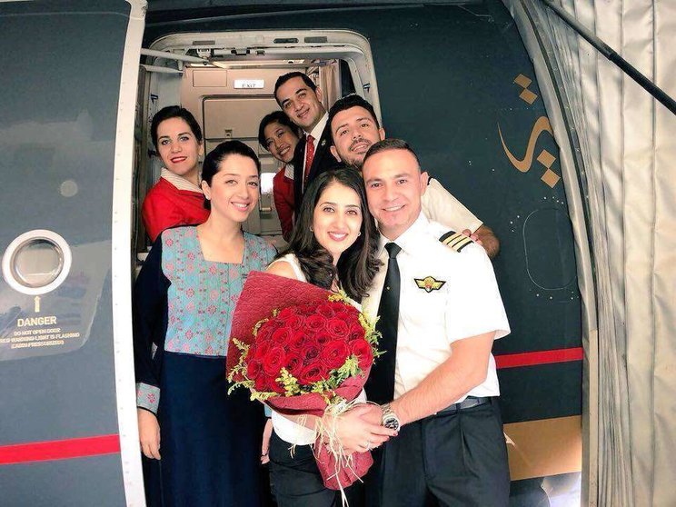 El piloto junto a su novia y el resto de la tripulación. (Facebook)