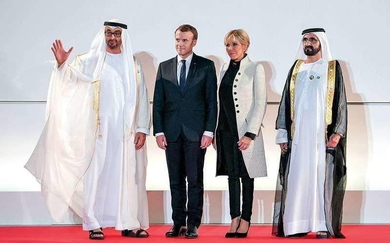 De izquierda a derecha, el príncipe heredero de Abu Dhabi, el presidente francés y su esposa y el vicepresidente de Emiratos. (@emaratalyoum)