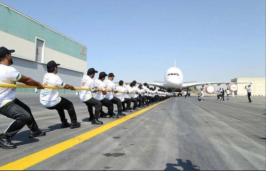 Oficiales de la Policía de Dubai arrastran el Airbus A380 de Emirates. (@DXBMediaOffice)