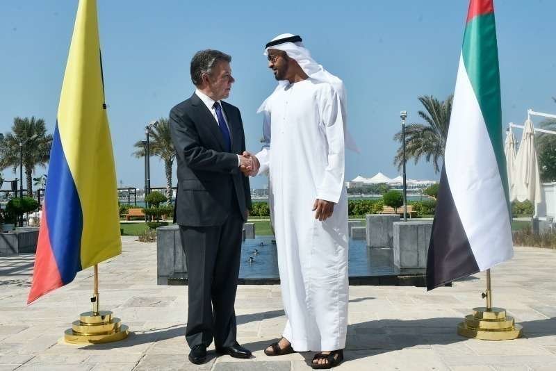 El presidente de Colombia y el príncipe heredero de Abu Dhabi se estrechan la mano en la Corniche de la capital de Emiratos Árabes. (Nelson Cárdenas)