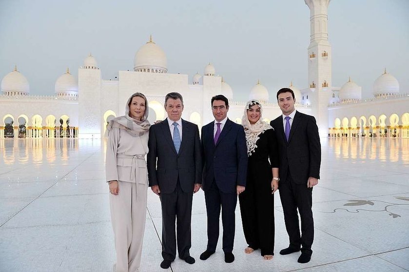 El presidente Juan Manuel Santos y famlia junto al embajador de Colombia en Emiratos Árabes y esposa en la Gran Mezquita Zayed de Abu Dhabi. (Manaf K. Abbas)