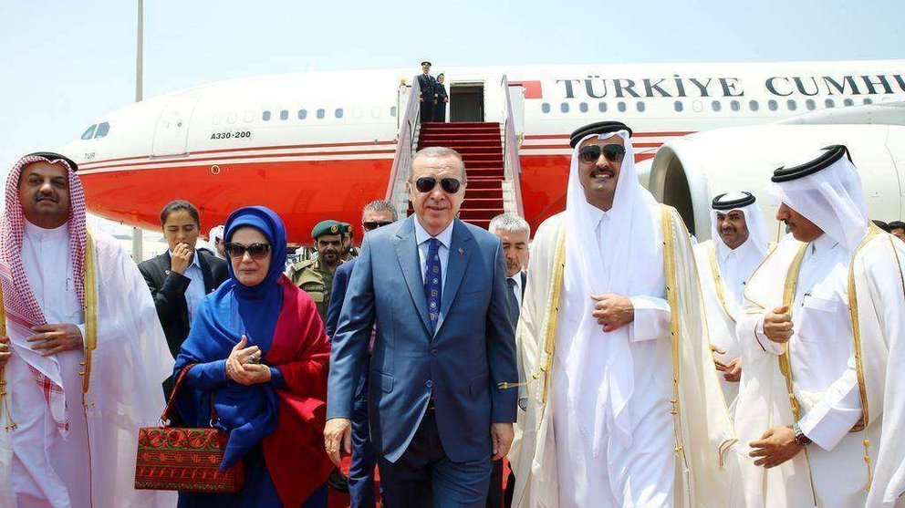 Recip Tayyip Erdogan, acompañado por su esposa Emine, ha sido recibido este lunes por el emir Tamim a su llegada a Doha. (Kayhan Ozer, Palacio Presidencial vía Reuters)