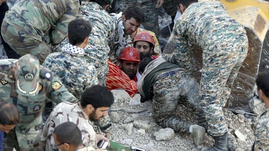 Rescatistas iraníes buscan supervivientes del terremoto. (EFE)