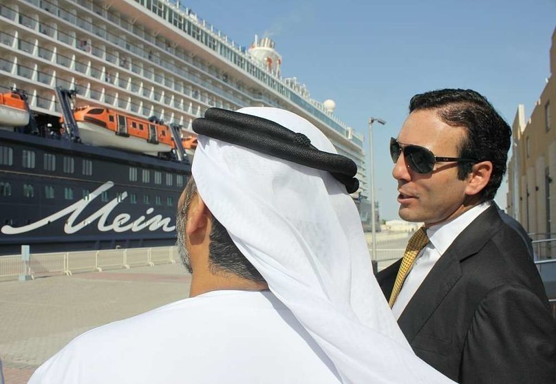 El ministro de Comerio Exterior de Ecuador observa un crucero en Mina Rashid en Dubai junto a Mohamed Al Mannaei, CEO de Mina Rashid. (EL CORREO)