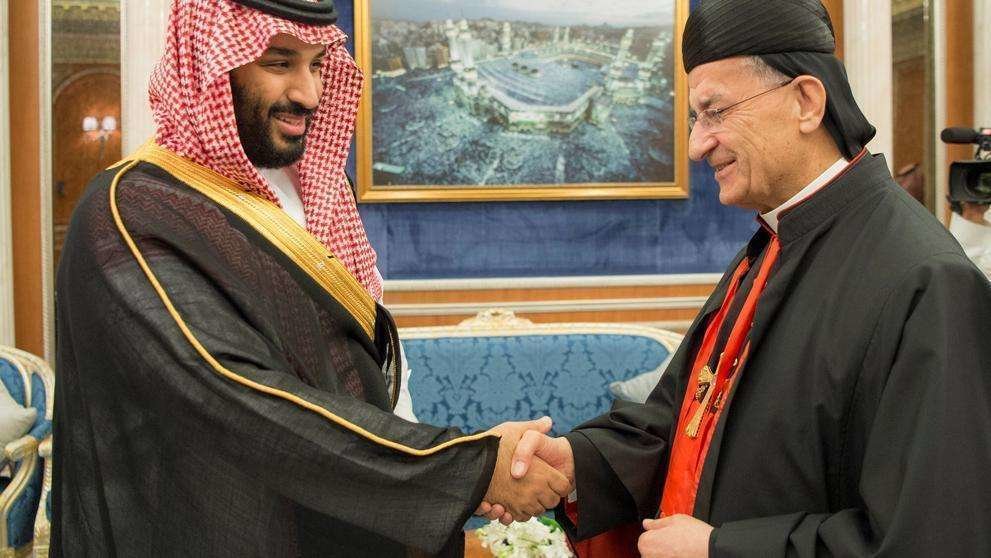 El cardenal Rai con su cruz en el pecho saluda al príncipe heredero saudí.