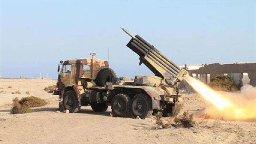 Rebeldes yemeníes apuntan con misiles Zelzal 3 contra la base militar saudí en la provincia de Jazán, sur de Arabia Saudí.