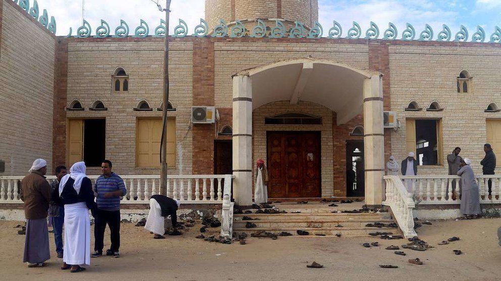 La puerta de entrada a la mezquita atacada en Egipto, nadie retira los zapatos abandonados. (Reuters)
