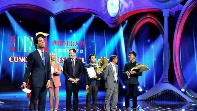 Los ganadores del concurso de español en China recogen sus premios.