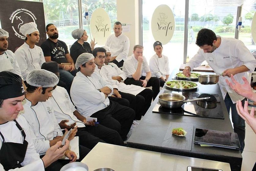 El chef Iván Cerdeño, durante el acto que protagonizó en la escuela de hostelería SCAFA de Dubai con motivo de la presentación de Provacuno en Emiratos Árabes. (Cedida)