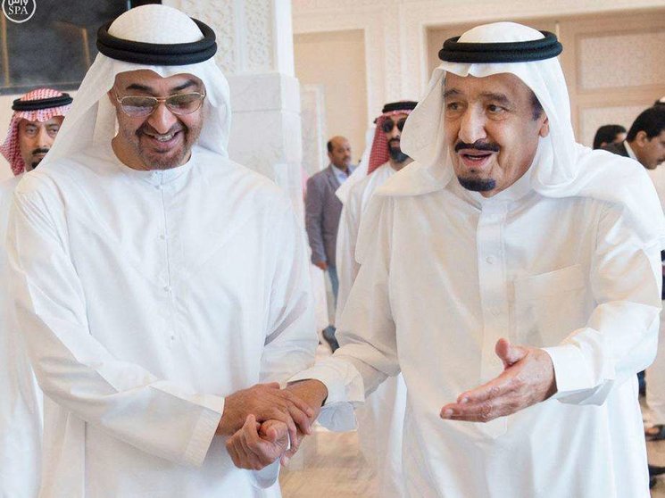 El príncipe heredero de Abu Dhabi, Mohammed bin Zayed, que presidirá la nueva alianza entre Emiratos y Arabia, junto al rey Salman en una imagen de archivo. (WAM)