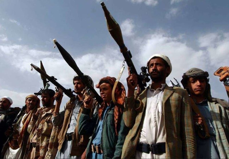 Un grupo de rebeldes hutíes en Saná, capital de Yemen.