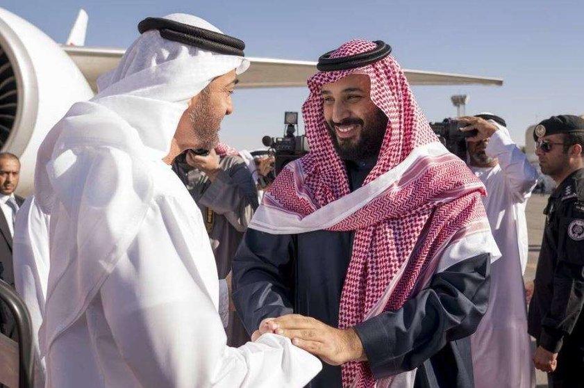 El príncipe heredero de Abu Dhabi saluda al príncipe heredero saudí en Riad. (Twitter)
