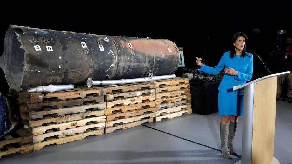 En la imagen de Reuters, la embajadora estadounidense en la ONU muestra los restos del misil iraní.