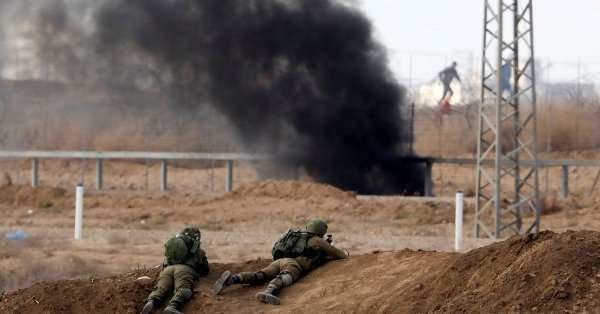 Dos soldados israelíes en la frontera de Gaza en una imagen de Reuters.
