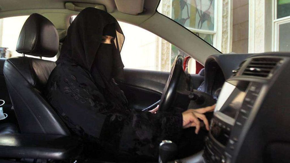 Una mujer saudí al volante de un automóvil.