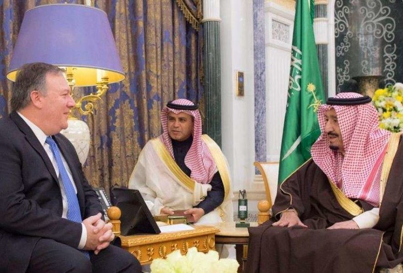 El Rey Salman de Arabia Saudita se reúne con el director de la CIA, Mike Pompeo, este lunes en Riad. (SPA)