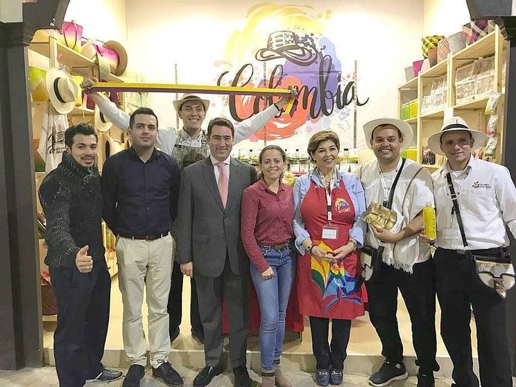 El embajador de Colombia en Emiratos Árabes, cuarto por la izquierda, junto a colombianos presentes en el Global Village de Dubai.