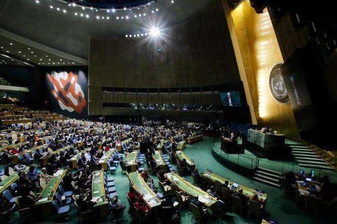 El ministro palestino de Exteriores, Riad al Malki, se dirige a la Asamblea de la ONU antes de la votación. (AFP)