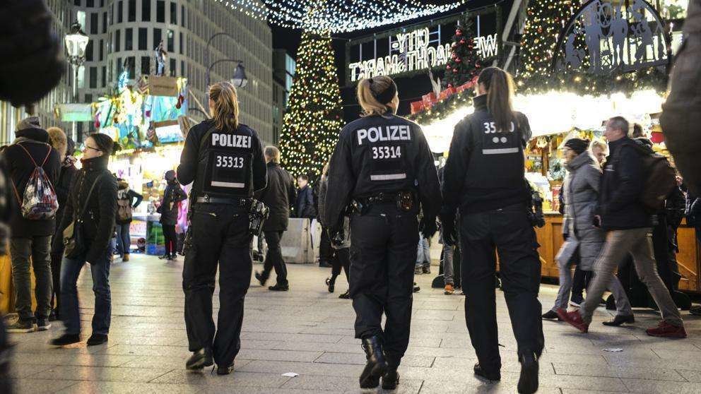 En la imagen de AP, policías armadas en Berlín, capital de Alemania.