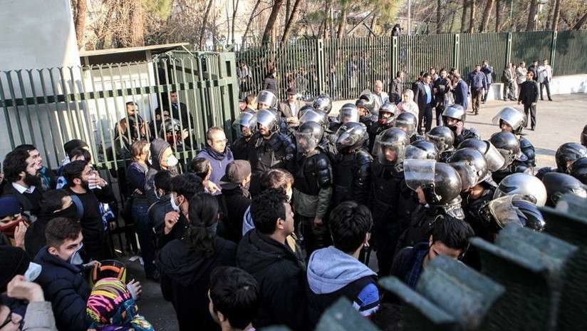 En la imagen de AFP, enfrentamientos entre estudiantes y policías en Teherán.
