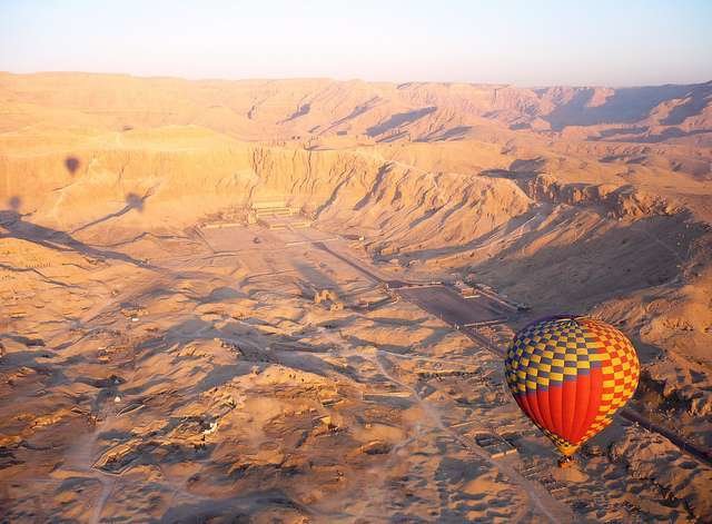 Un globo turístico sobre la zona de Luxor en Egipto. (Daniel García Peris, Flickr)