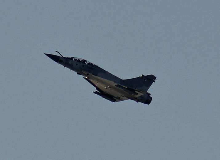 Avión de combate haciendo acrobacias sobre el cielo de Ras Al Khaimah. (EL CORREO)