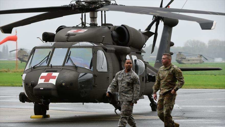 Soldados estadounidenses frente a un helicóptero HH-60 Black Hawk.