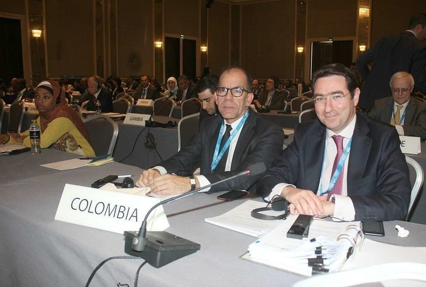 El viceministro de Energía de Colombia, Alonso Cardona, junto al embajador colombiano en Emiratos Árabes y representante permanente de su país en IRENA, Faihan Al Fayez. (EL CORREO)