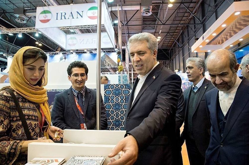El vicepresidente de Irán, Aliasghar Mounesan, durante la visita que realizó  al stand de su país en Fitur. (Efe / Luca Piergiovanni)
