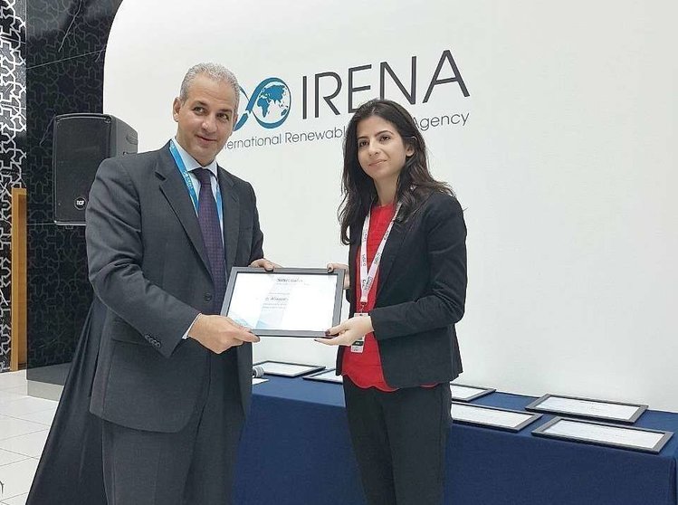 Mohamed El-Farnawany, director ejecutivo y de estrategia de IRENA, entrega el certificado a la joven uruguaya Ruha Alexandra El Dbeissy. (Cedida)