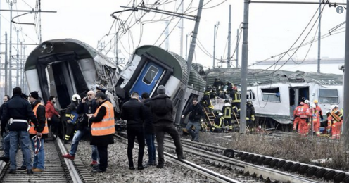Tren descarrila en Milán y deja cuatro muertos y cientos de heridos. 