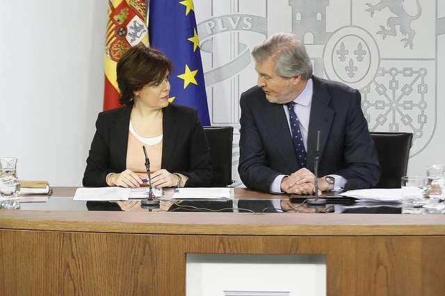 Soraya Sáenz de Santamaría e Íñigo Méndez de Vigo, durante una rueda de prensa. (La Moncloa)