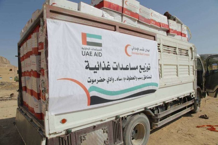 Un camión de la Media Luna Roja cargado de ayuda humanitaria. (WAM)