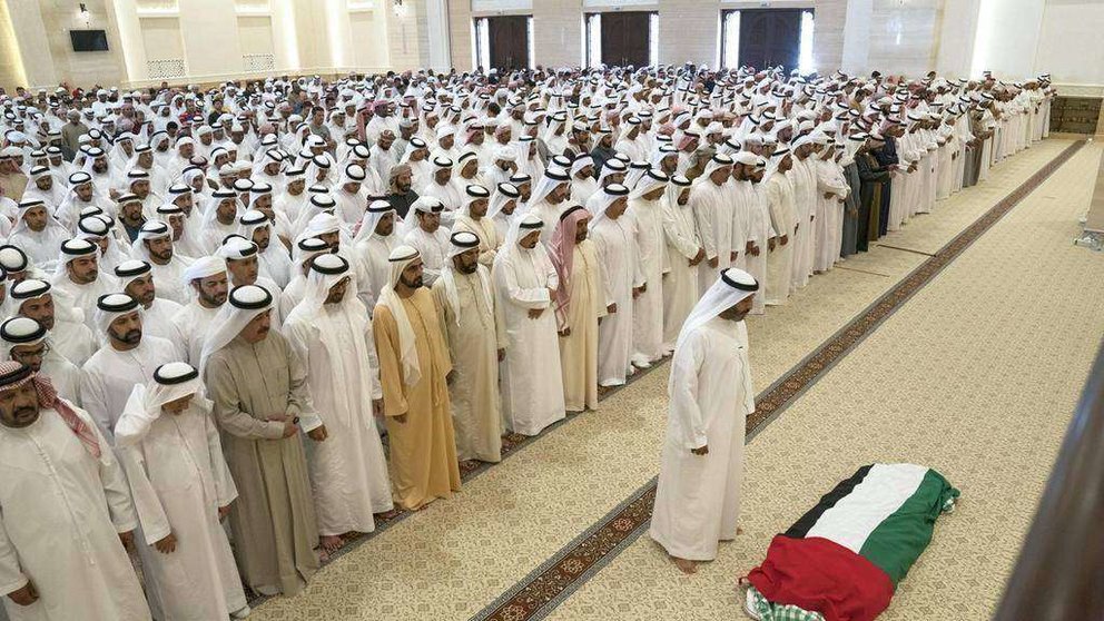 El gobernante de Dubai y el príncipe heredero de Abu Dabi, asisten a las oraciones fúnebres de la difunta jeque Hessa bint Mohammed Al Nahyan, en la mezquita de Al Mutareed en Al Ain. 