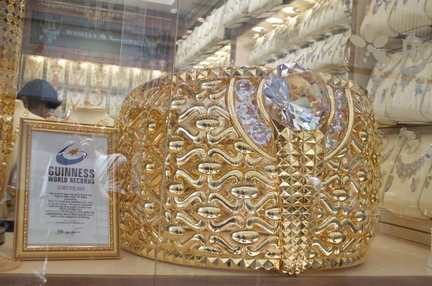 El anillo de oro más grande del mundo se exhibe en Sahara Center en Sharjah.