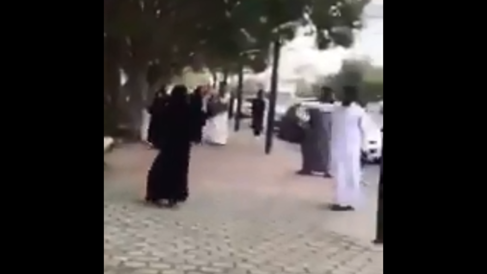 Captura del vídeo donde se muestra la pareja saudí bailando.