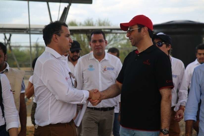 A la izquierda, el representante de la Media Luna Roja de EAU saluda a un funcionario colombiano.