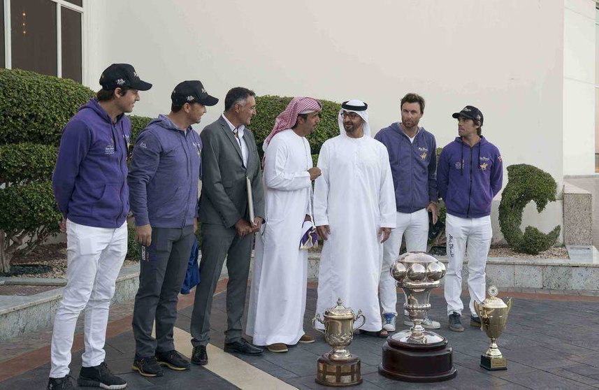 El jeque Mohammed bin Zayed junto a los integrantes del equipo de polo de Abu Dhabi. (WAM)