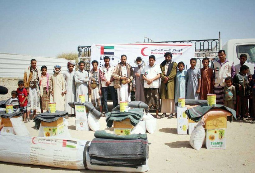 Reparto de ayuda humanitaria de la Media Luna Roja de Emiratos en Uzlat Ba Qutayba, en Yemen. (WAM)