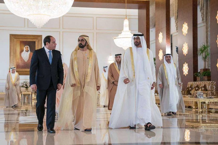 Abdel Fattah El Sisi ha sido recibido este martes por Mohammed bin Rashid y Mohammed bin Zayed a su llegada a Abu Dhabi. 