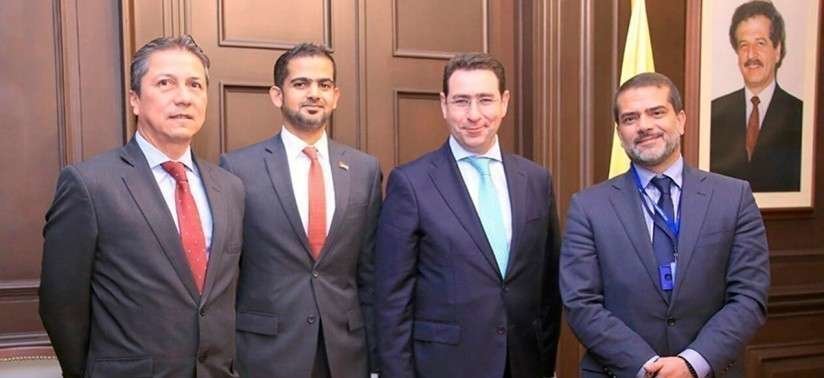 El embajador de Colombia en EAU, tercero por la izquierda junto a representantes locales y emiratíes.