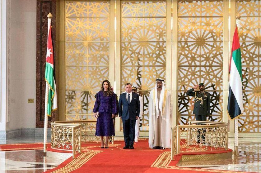 El príncipe heredero de Abu Dhabi junto al Rey y la Reina de Jordania.