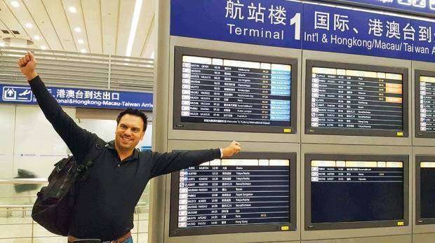  Andrew Fisher celebra a su llegada a Shanghai después de su viaje maratoniano. (Etihad)