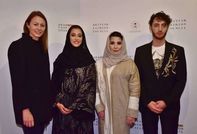 De derecha a izquierda Caroline Rush, directora ejecutiva del British Fashion Council. La princesa Noura Bint Faisal Al Saud, presidenta honoraria del Arab Fashion Council. Layla Issa Abuzaid, Directora por Arabia Saudí del Arab Fashion Council. Jacob Abr