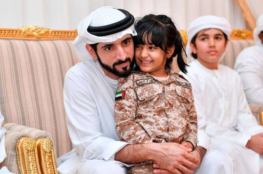En la imagen de WAM, el príncipe heredero de Dubai visita a la familia del fallecido en Yemen.