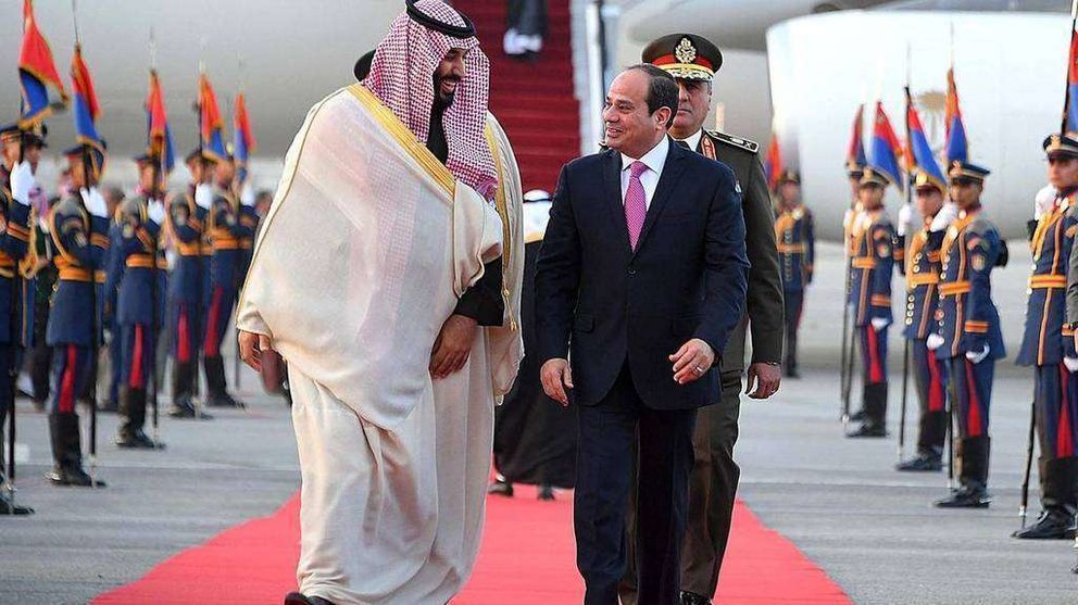 El príncipe saudí fue recibido por el presidente de Egipto a su llegada a El Cairo.