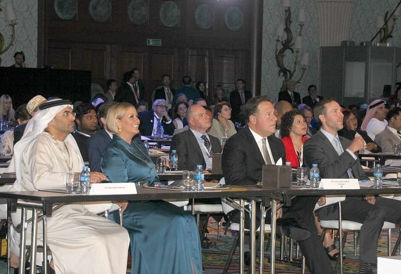 El presidente de Panamá, durante el acto acompañado de su esposa y de autoridades emiratíes y panameñas. (Alicia Bassa)