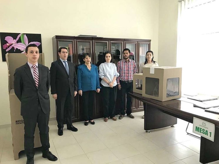 Mesa electoral habilitada en la sede de la Embajada de Colombia en Abu Dhabi. (Cedida)