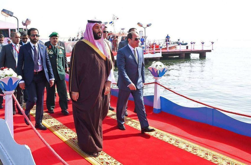 El príncipe heredero de Arabia Saudita durante su visita al Canal de Suez en Egipto. (REUTERS)